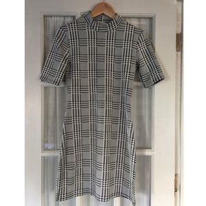 Black and white 3/4 sleeve bodycon dress.